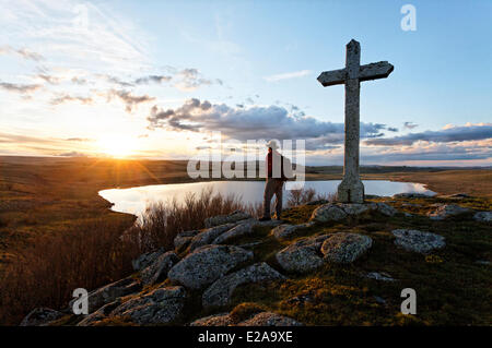 Frankreich, Lozere, Hochebene von Aubrac, Wanderer am See St. Andeol auf der Route von Compostela Stockfoto