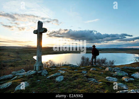 Frankreich, Lozere, Hochebene von Aubrac, Wanderer am See St. Andeol auf der Route von Compostela Stockfoto