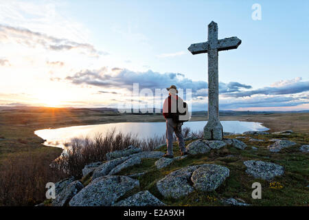 Frankreich, Lozere, Hochebene von Aubrac, Wanderer am See St. Andeol auf der Route von Compostela Stockfoto