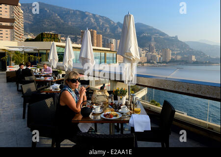 Fürstentum Monaco, Monaco, Monte-Carlo, Frühstück auf der Terrasse vom Fairmont Hotel Stockfoto