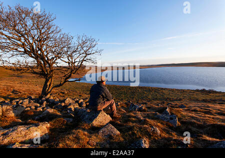 Frankreich, Lozere, Hochebene von Aubrac, Wanderer am See St. Andeol auf der Route von Compostela Stockfoto