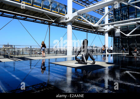 Frankreich, Paris, Centre Georges Pompidou von den Architekten Renzo Piano, Richard Rogers und Gianfranco Franchini, eine Terrasse von National Stockfoto