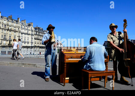 Frankreich, Paris, einer jazz-Band auf Saint-Louis Brücke hinter Notre Dame Stockfoto