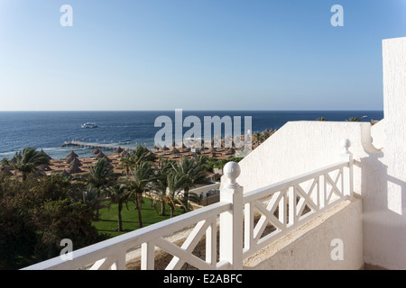 Balkon mit Blick auf Meer, Sheraton Hotel, Sharm el-Sheikh, Sinai, Ägypten Stockfoto