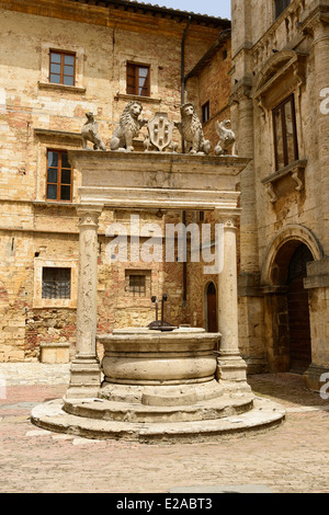 Zisterne gut an der Piazza Grande, Montepulciano, Toskana, Italien Stockfoto