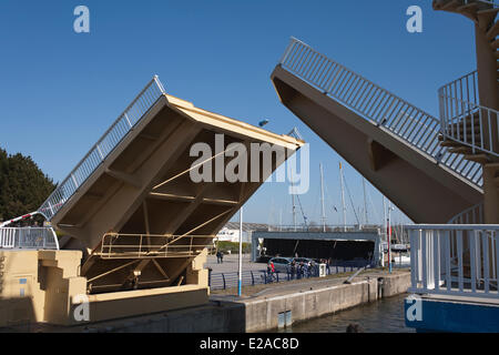 Frankreich, dam Morbihan, Arzal Camoel Zugbrücke, die Hälfte der Sperre aufgehoben, an der Mündung der Vilaine Stockfoto