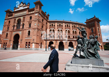 Spanien, Madrid, den Arenen gebaut 1929 in Neo-Mudéjar-Stil, Plaza de Toros de Las Ventas, Statue der Stierkämpfer Stockfoto