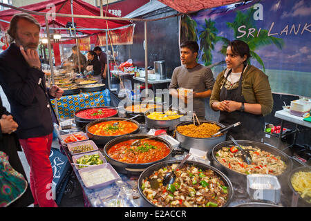United Kingdown, London, East End District, Old Spitalfields Market, Stände mit Essen Stockfoto
