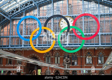 United Kingdown, London, King's Cross-Bereich, der Eurostar St Pancras, Barlow Hall und die Olympischen Ringe der Olympischen Spiele 2012 Stockfoto