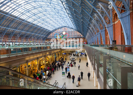 United Kingdown, London, King's Cross-Bereich, der Eurostar St Pancras, Barlow Hall und die Olympischen Ringe der Olympischen Spiele 2012 Stockfoto