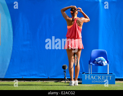 Madison Keys (USA) binden ihre Haare während eines Spiels in Devonshire Park, Eastbourne, 2014 Stockfoto