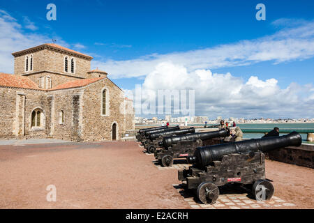 Frankreich, Vendee, Les Sables d ' Olonne, Kanonen vor dem Priorat Saint-Nicolas Stockfoto