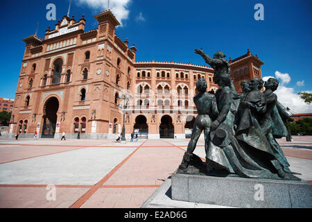 Spanien, Madrid, den Arenen gebaut 1929 in Neo-Mudéjar-Stil, Plaza de Toros de Las Ventas, Statue der Stierkämpfer Stockfoto