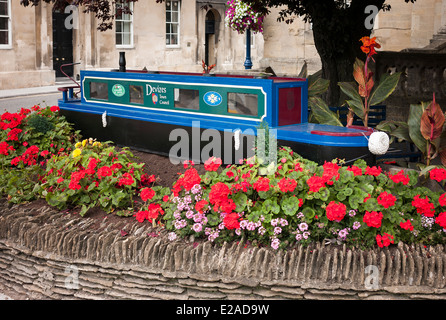 Kein echtes Boot aber eine ornamentale Nachbildung Mittelstück eines floralen Betts in Devizes UK zeigt die enge Verbindung mit nahe gelegenen Kanal Stockfoto