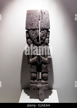 Holzskulptur Chimu imperialen Periode 1300-1532 n. Museo de Arte Precolombino, Cusco - Peru die einzigartige Natur und den Charakter dieses Objekts in Holz geschnitzt ist nicht zu leugnen. In ihm, im Laufe der Zeit stellt eine Eroberung und die Überwindung der natürlichen Elemente und; Was auch immer dies möglicherweise Verschlechterung Undergoneonly trägt dazu bei, weitere in ihnen ein ewiges ewige Gefühl vermitteln.  In diesem Beispiel, bestehend aus einem Idol der beträchtliche Dimensionen und spürbare Majestät, liegt gut verkörpert innerhalb der traditionellen skulpturale Holzarbeiten charakteristisch für die küstennahen Völker und Kulturen von Pre-Columbia Stockfoto