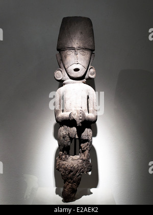 Holzskulptur Chimu imperialen Periode 1300-1532 n. Museo de Arte Precolombino, Cusco - Peru schöne Exponent einer Chimu-Idol, die in der Art von Totem, einen Charakter innewohnt, die Ikonographie dieser Kultur darstellt. Der Künstler hat das Holz mit großer Leichtigkeit gerendert und bewirbt sich die typische Chimu Designs, Formen und Details, schaffen eine sehr aufwendige rituelle Figur in der wir zum Beispiel die eckige Form des Gesichts, gekrönt von einem prächtigen Kopfschmuck und ein paar Ohrstöpsel entdecken. Dieses Idol oder Ensign zeigt eine deutliche Plastizität bemerkenswert angewendet, Holzarbeiten, die stat Stockfoto