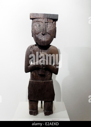 Holzskulptur Chimu Kaiserzeit 1300-1532 n. hält mit beiden Händen ein Quena (Rohrflöte) zeigt die Bedeutung der Musik in rituellen Aktivitäten, Figur Museo de Arte Precolombino, Cusco - Peru kleine hölzerne Idol einen ständigen Vertreter. Der Künstler hier präsentiert eine Figur beladen mit Details und Features mit einer Dominanz von geraden Linien, stark und ausgeprägt, mit deren Hilfe er Spinner in der Vermittlung des Charakters mit starker Persönlichkeit, ergänzt durch seine Hierartic Haltung und die Ornamentik, das er mit verziert ist. Stockfoto