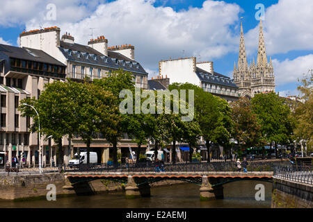 Frankreich, Finistere, Quimper, Odet Flussufern und St. Corentin Cathedral im Hintergrund Stockfoto