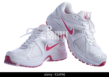Weiße Nike Dart 9 Laufschuh isoliert auf weißem Hintergrund Stockfotografie  - Alamy