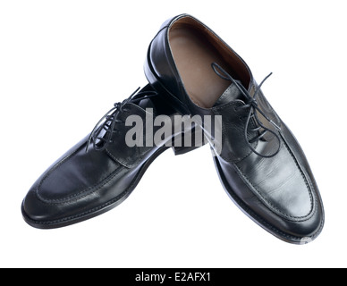 Ein paar schwarze Lederschuhe isoliert auf weißem Hintergrund Stockfoto