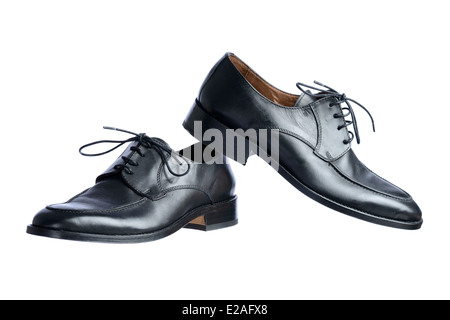 Ein paar schwarze Lederschuhe isoliert auf weißem Hintergrund Stockfoto