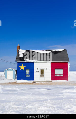 Kanada, New Brunswick, Grande Anse, Provinzhaus gemalt in den Farben von Acadia Stockfoto