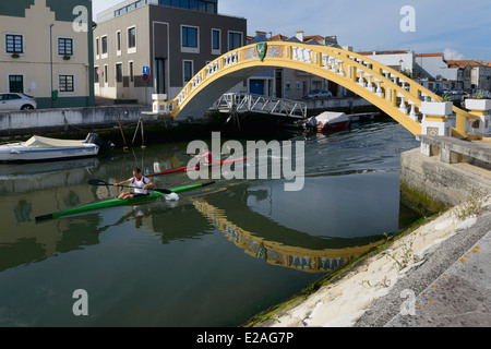 2 Personen Kajak im Kanal von Aveiro, Portugal, Europa Stockfoto