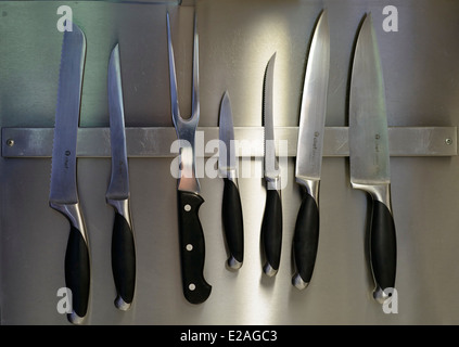 Küchenmesser auf einem magnetischen Gestell Stockfoto