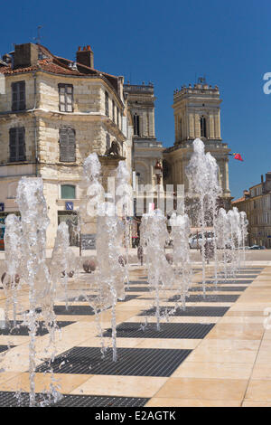 Frankreich, Gers, Auch, stoppen auf El Camino de Santiago, Wasserstrahlen auf der Place De La Liberation mit Blick auf St. Marie Cathedral Stockfoto