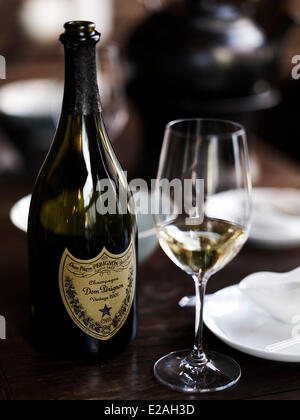 Frankreich, Marne, Epernay, feature: Master Tseng gute Blätter, in den Kellern des Dom Perignon Champagner Stockfoto