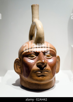 Gestalteten Flasche - ist eine einzelne individuelle Mochica klassische Periode 1-800 n. Chr. Museo de Arte Precolombino, Cusco - Peru es Darstellung der Mochica, vorschlagen und stellen eine radikale Veränderung in der Kunst der Keramik, erreichen hohe skulpturale Arbeit und die Anwendung der bildnerischen Gestaltung. Es ist in ihren Produktionen, eine prunkvolle Darstellung der natürlichen Fähigkeiten. Durch sie Ine Personen aus dieser Zeit kennenlernen, entdecken Sie die Umgebung, Einblick in ihre Welt, intime Überzeugungen und Gewohnheiten zu nähern. Dank der Keramik, realistisch, tiefgründig und Stockfoto