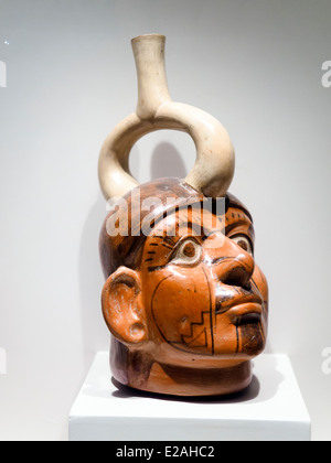 Gestalteten Flasche - ist eine einzelne individuelle Mochica klassische Periode 1-800 n. Chr. Museo de Arte Precolombino, Cusco - Peru es Darstellung der Mochica, vorschlagen und stellen eine radikale Veränderung in der Kunst der Keramik, erreichen hohe skulpturale Arbeit und die Anwendung der bildnerischen Gestaltung. Es ist in ihren Produktionen, eine prunkvolle Darstellung der natürlichen Fähigkeiten. Durch sie Ine Personen aus dieser Zeit kennenlernen, entdecken Sie die Umgebung, Einblick in ihre Welt, intime Überzeugungen und Gewohnheiten zu nähern. Dank der Keramik, realistisch, tiefgründig und Stockfoto