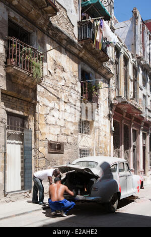 Ciudad De La Habana Provinz, Kuba, Havanna, Habana Vieja-Bezirk, aufgeführt als Weltkulturerbe der UNESCO, Männer, die ein amerikanischer Festsetzung Stockfoto