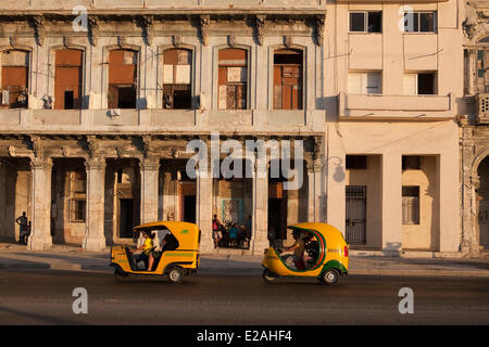 Kuba, Ciudad De La Habana Provinz, Havanna, Centro Habana Bezirk, Coco Taxis und Fassaden der Wohnblocks auf dem Malecon Stockfoto