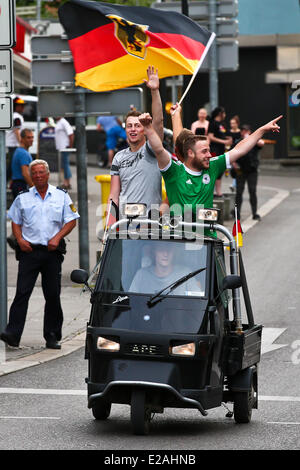 Deutsche Fußball-Fans feiert in Waiblingen, Deutschland, 16. Juni 2014. Stockfoto