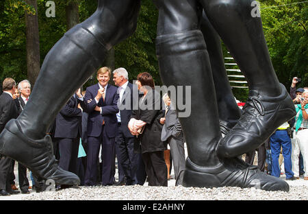 Den Haag, Niederlande. 17. Juni 2014. König Willem-Alexander der Niederlande (C links) eröffnet die Ausstellung "Pracht - Skulptur Französisch Kunst von Laurens bis jetzt" an der Lange Voorhout in den Haag, Niederlande, am 17. Juni 2014. Foto: RPE-Albert Nieboer - Live News WIRE SERVICE/Dpa/Alamy Stockfoto