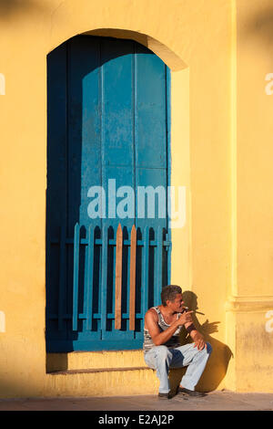 Kuba, Provinz Sancti Spiritus, Trinidad de Cuba, aufgeführt als Weltkulturerbe von der UNESCO zum Mann raucht eine Zigarre Stockfoto