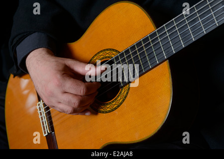 Nahaufnahme einer Person spielt akustische Gitarre Stockfoto