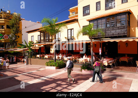 Spanien, Kanarische Inseln, Teneriffa, Puerto De La Cruz, Terrasse auf der Straße Cale Quintana Stockfoto