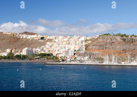 Spanien, Kanarische Inseln, La Gomera, Blick vom Meer auf San Sebastian De La Gomera und seine bunten Häuser Stockfoto