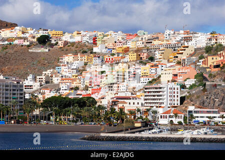 Spanien, Kanarische Inseln, La Gomera, Blick vom Meer auf San Sebastian De La Gomera und seine bunten Häuser Stockfoto