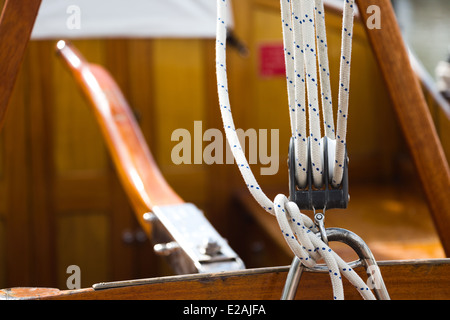 Takelage auf einer kleinen Yacht, die in Malthouse Broad ruht. Ranworth. Norfolk Broad England Großbritannien Stockfoto