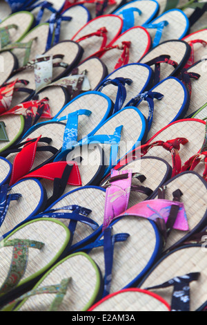 Flip-Flops für den Verkauf im Shop, Hoi an ein (UNESCO Weltkulturerbe), Quang Ham, Vietnam Stockfoto