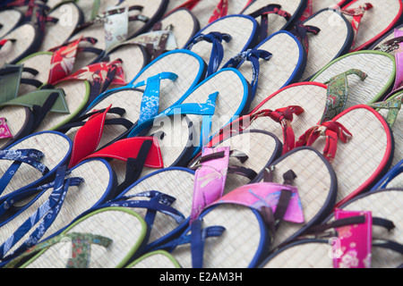 Flip-Flops für den Verkauf im Shop, Hoi an ein (UNESCO Weltkulturerbe), Quang Ham, Vietnam Stockfoto
