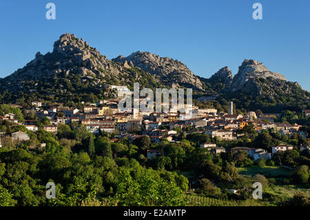 Italien, Sardinien, Provinz Olbia Tempio, Aggius, Blick auf das Dorf mit den Bergen von La Croce und Sozza Hintergrund Stockfoto