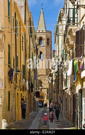 Italien, Sardinien, Provinz Sassari, Alghero, Fußgänger in einer engen Straße in der Mitte Hsitorique mit der Santa Maria Stockfoto