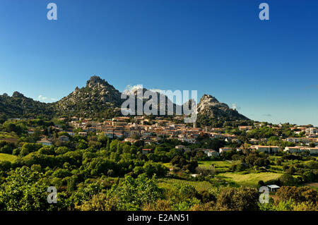 Italien, Sardinien, Provinz Olbia Tempio, Aggius, Blick auf das Dorf mit den Bergen von La Croce und Sozza Hintergrund Stockfoto