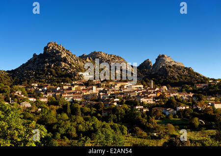 Italien, Sardinien, Provinz Olbia Tempio, Aggius, Blick auf das Dorf mit den Bergen von La Croce und Sozza Hintergrund Stockfoto