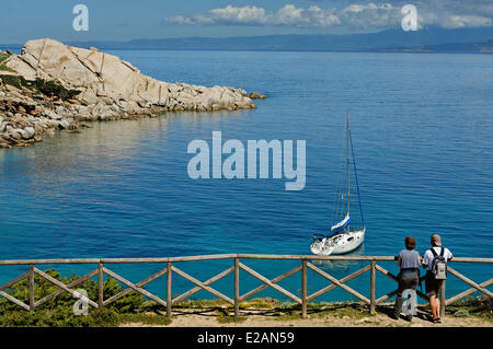 Italien, Sardinien, Olbia-Tempio-Provinz, Santa Teresa Gallura, Capo Testa, Granit-Halbinsel mit Blick auf die Meerenge von Bonifacio Stockfoto