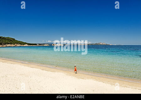 Italien, Sardinien, Provinz Olbia Tempio, Costa Smeralda (Costa Smeralda), Porto Cervo, junge Frau in einem Sarong zu Fuß auf einem Stockfoto